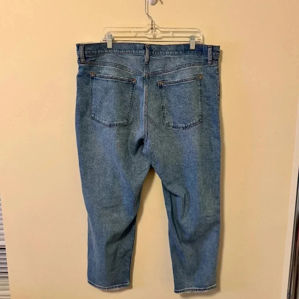 NWT ABERCROMBIE & FITCH DENIM  - THE MOM HIGH RISE - SIZE 34S (18S) -DISTRESSED - Picture 2 of 8